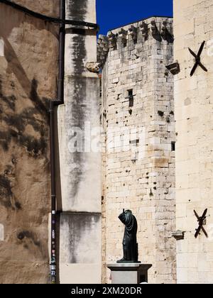 Statua di Marko Marulic alla Torre Veneziana in Radic Brothers Square Spalato Dalmazia Croazia Foto Stock