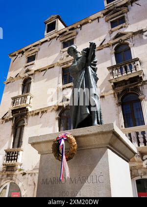 Statua di Marko Marulic in Radic Brothers Square Spalato Dalmazia Croazia Foto Stock