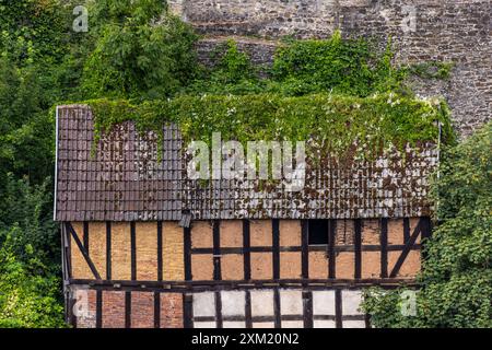 Vecchia casa in legno con tetto sovrastato nel centro storico di Dillenburg, Assia, Germania, Europa Foto Stock