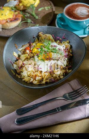 Vista dall'alto di una ciotola preparata con una varietà di verdure, verdure e fagioli su un tavolo bianco. Cibo sano. Vegetariano, cibo vegetariano. Foto Stock