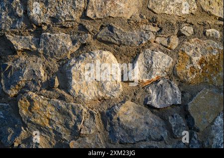 Vecchia struttura muraria in pietra. Vecchi blocchi di roccia in mattoni medievali. Foto Stock