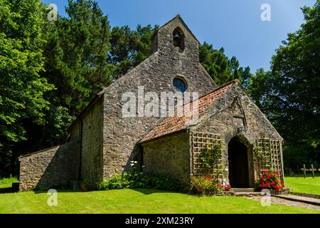 Un'antica chiesa in estate (isola di Caldey) Foto Stock