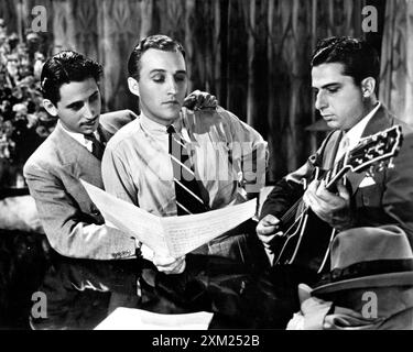 Il pianista / Arranger LENNIE HAYTON BING CROSBY e il chitarrista EDDIE LANG sul set provano la canzone "Please" durante le riprese DELLA GRANDE TRASMISSIONE del 1932, il regista FRANK TUTTLE Paramount Pictures Foto Stock