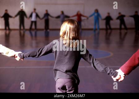 Italia, Pozzuoli - giornata internazionale dei bambini. I bambini ballano e cantano in una palestra scolastica Foto Stock