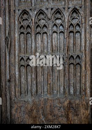 Dettagli della porta in quercia intagliati al Collégiale Notre-Dame di Beaune, Francia. Foto Stock