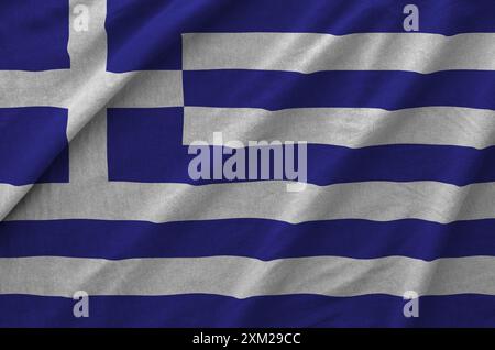 Bandiera greca raffigurata su tessuto ondulato piegato di vecchio panno primo piano Foto Stock