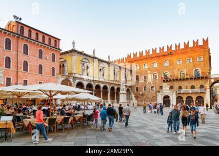 Caffetterie in Piazza delle Erbe, Verona, Italia Foto Stock