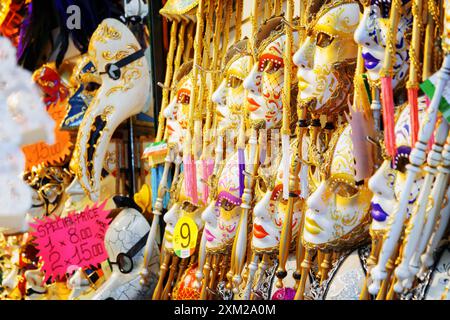 Maschere veneziane in negozio sul Ponte di Rialto. Venezia, Italia Foto Stock