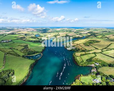 Salcombe e Mill Bay sull'estuario di Kingsbridge da un drone, Batson Creek, Southpool Creek, Devon, Inghilterra, Europa Foto Stock