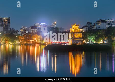 Turtle Tower nel lago Hoan Kiem. Quartiere vecchio illuminato di notte ad Hanoi, Vietnam. Foto Stock