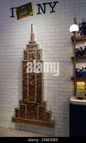 Una Ghirardelli Chocolate & Ice Cream Shop ha aperto nell'Empire State Building a New York City, 2024, USA Foto Stock