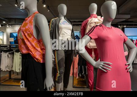 Mostra di abbigliamento sportivo femminile nei grandi magazzini Macy's di Herald Square, New York City, USA 2024 Foto Stock