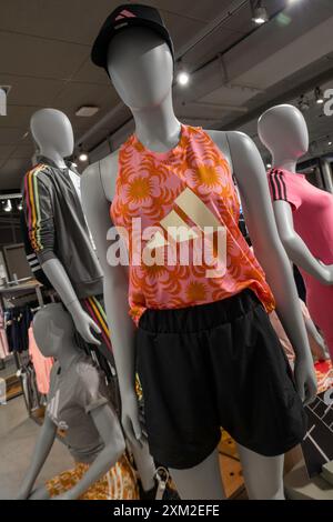 Mostra di abbigliamento sportivo femminile nei grandi magazzini Macy's di Herald Square, New York City, USA 2024 Foto Stock