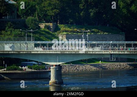 Varsavia, Polonia. 24 luglio 2024. Il ponte che collega l'Estonia con la Russia è visto a Narva, in Estonia, il 24 luglio 2024. Le autorità estoni hanno chiuso il ponte che collega Russia ed Estonia per tutto il traffico in entrata. Il ponte di Narva è ora uno degli ultimi posti in cui i visitatori possono entrare direttamente in Russia poiché il traffico aereo verso il paese ha cessato di esistere. (Foto di Jaap Arriens/Sipa USA) credito: SIPA USA/Alamy Live News Foto Stock