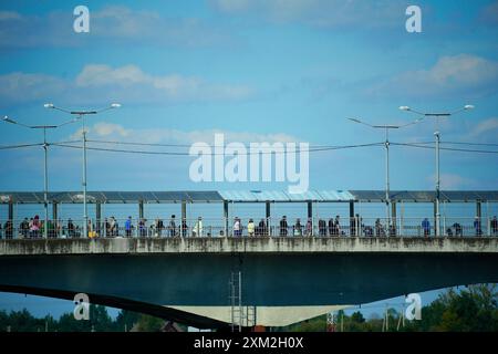 Varsavia, Polonia. 24 luglio 2024. Il ponte che collega l'Estonia con la Russia è visto a Narva, in Estonia, il 24 luglio 2024. Le autorità estoni hanno chiuso il ponte che collega Russia ed Estonia per tutto il traffico in entrata. Il ponte di Narva è ora uno degli ultimi posti in cui i visitatori possono entrare direttamente in Russia poiché il traffico aereo verso il paese ha cessato di esistere. (Foto di Jaap Arriens/Sipa USA) credito: SIPA USA/Alamy Live News Foto Stock