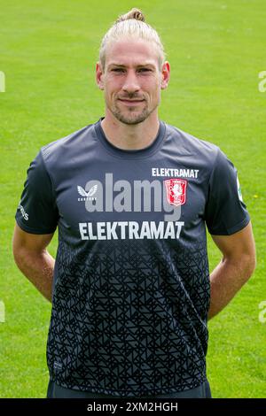 Hengelo, Paesi Bassi. 25 luglio 2024. HENGELO, PAESI BASSI - LUGLIO 25: Lars Unnerstall del FC Twente durante il photocall del FC Twente alla FC Twente Heracles Academie il 25 luglio 2024 a Hengelo, Paesi Bassi. (Foto di Broer van den Boom/Orange Pictures) credito: Orange Pics BV/Alamy Live News Foto Stock