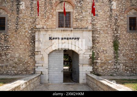 Aydin, Turchia - 4 luglio 2024: Okuz Mehmed Pasha caravanserai a Kusadasi Foto Stock