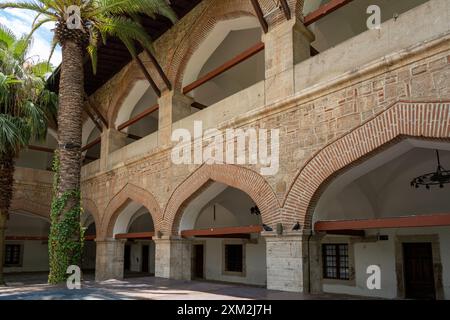 Aydin, Turchia - 4 luglio 2024: Okuz Mehmed Pasha caravanserai a Kusadasi Foto Stock