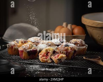 Muffin alla frutta fatti in casa spolverati con zucchero a velo Foto Stock