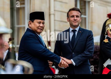 FRANCIA- VERTICE POLITICO DI ALTO LIVELLO-INDONESIA-DIPLOMAZIA il presidente della Repubblica Emmanuel Macron riceve il presidente indonesiano Prabowo Subianto all'Elysee Palace. A Parigi, 24 luglio 2024. PARIS ILE-DE-FRANCE FRANCIA COPYRIGHT: XANDREAXSAVORANIXNERIX FRANCE- POLITICS-TOP LEVEL SUMMI ASAVORANINERI-28 Foto Stock