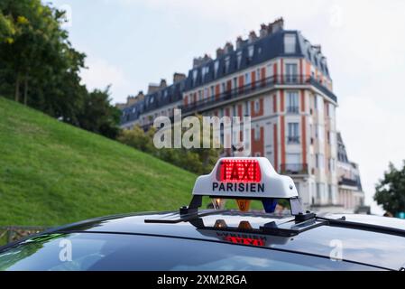 Parigi, Francia 07.24.2024 taxi parigino a Montmartre Foto Stock