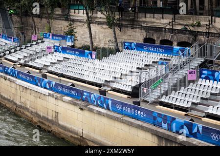 Gli stand allestiti lungo le rive della Senna sono pronti per l'inaugurazione dei Giochi Olimpici di Parigi. Pochi giorni prima dell'inaugurazione senza precedenti dei Giochi Olimpici di Parigi, che si svolgeranno lungo i 6 chilometri della Senna, la città della luce è in fase di metamorfosi. Le ringhiere sono state erette intorno al perimetro molto ristretto dell'area dove si svolgerà la cerimonia di apertura, in modo da poter vedere strade completamente vuote, così come le terrazze di caffè e ristoranti. (Foto di Telmo Pinto/SOPA Images/Sipa USA) Foto Stock