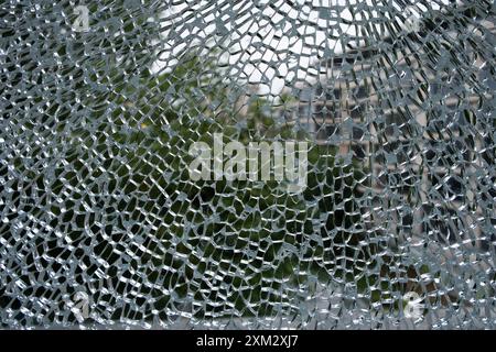 Primo piano di un vetro rotto in una strada della città Foto Stock