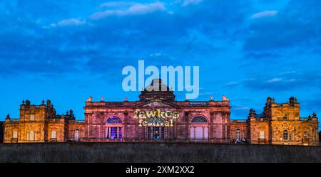 Celebrazione serale di Guy Fawkes presso Gosford House, dimora signorile illuminata da luci colorate, East Lothian, Scozia, Regno Unito Foto Stock