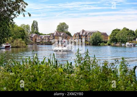 Barca privata in barca a vela presso gli appartamenti sul fiume Swan Walk sul Tamigi a Shepperton in una giornata di sole estati Surrey Inghilterra Regno Unito Foto Stock