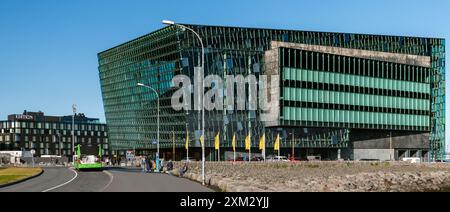 Moderno edificio in vetro e acciaio dal design unico che si affaccia su un cielo azzurro Foto Stock