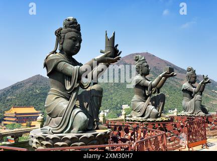 Statue buddiste che lodano e fanno offerte al Tian Tan B. Foto Stock