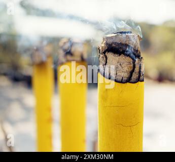 Vista ravvicinata dei bastoncini di incenso bruciati durante la preghiera al po L Foto Stock