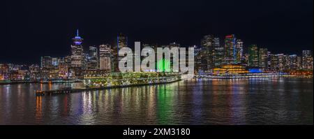 Vancouver, BC, Canada - 25 aprile 2024: Vista panoramica delle luci dello skyline della città di notte del centro di Vancouver, British Columbia, Canada. Foto Stock