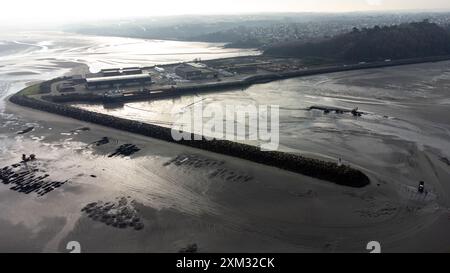 Fotografia aerea di autocarri che, nel tardo autunno, svolgevano lavori desiderosi sul porto di Legue alla foce del fiume le Gouet nella Manica, str Foto Stock