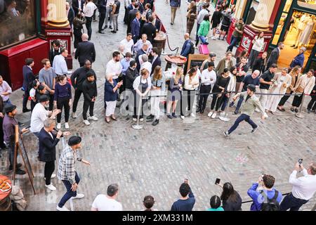 Londra, Regno Unito. 25 luglio 2024. Concorrenti all'evento. Il mercato di Leadenhall, nella City di Londra, ospita la corsa delle uova scozzesi della Lamb Tavern, in occasione della giornata nazionale delle uova scozzesi, questo pomeriggio. I concorrenti indossano cappelli da bowling in un richiamo al tradizionale patrimonio della città di Londra della zona. Le 12 squadre includono "Revolution Egghall" e "The Flying Scotch Egg", con i vincitori che saranno "Crouch's Scotch Crotch" e chiuderanno il secondo "The Golden Yolkers". Crediti: Imageplotter/Alamy Live News Foto Stock