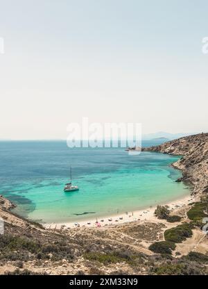 Una barca a vela riposa in un'insenatura isolata sul Mar Egeo a Kedros Beach, Donousa. Luogo perfetto per nuotare, prendere il sole e ammirare le acque cristalline Foto Stock