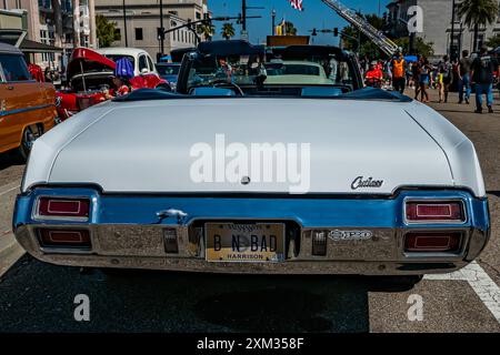 Gulfport, MS - 1° ottobre 2023: Vista posteriore ad alta prospettiva di una Oldsmobile Cutlass Convertible 1971 in una mostra automobilistica locale. Foto Stock