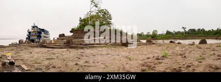 Rio delle Amazzoni, Perù - Set 22 , 2019: Vista panoramica dei traghetti sulla riva del Rio delle Amazzoni durante il mare basso. America del Sud. Foto Stock