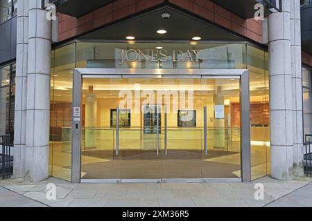 Londra, Regno Unito - 24 novembre 2013: Ingresso al Jones Day Law Firm Building presso Tudor Street Temple City Centre. Foto Stock