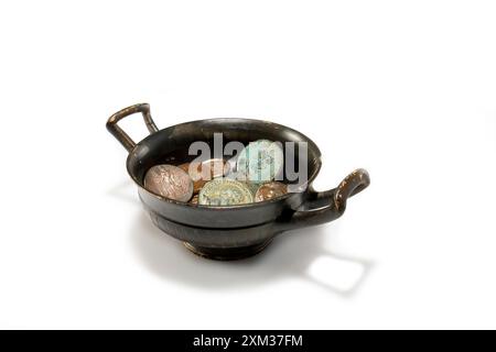 antike römisch griechische schale, kylix, kyathos, schwarzer hintergrund Foto Stock