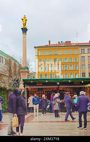 Monaco di Baviera, Germania - 20 dicembre 2023: Persone non identificate al mercatino di Natale di Marienplatz Foto Stock