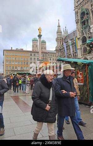 Monaco di Baviera, Germania - 20 dicembre 2023: Persone non identificate al mercatino di Natale di Marienplatz Foto Stock