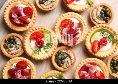 Stuzzichini deliziosi con jamon, pate e salsicce affumicate asciutte sul tavolo, in piano Foto Stock