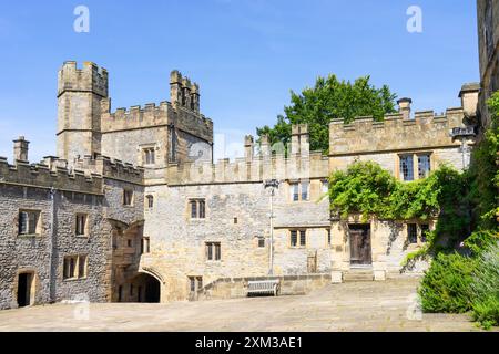Haddon Hall Derbyshire - all'interno del cortile inferiore di Haddon Hall, una residenza medievale vicino a Bakewell Derbyshire Peak District Inghilterra Regno Unito Europa Foto Stock