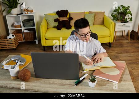 Un ragazzo con la sindrome di Down studia a casa. Foto Stock