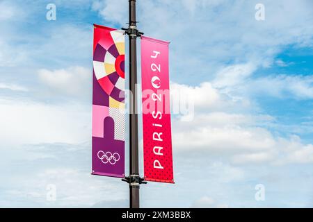 Striscioni verticali, cartelli decorativi colorati posti in occasione dei Giochi Olimpici estivi di Parigi 2024 in una strada di Parigi, Francia Foto Stock