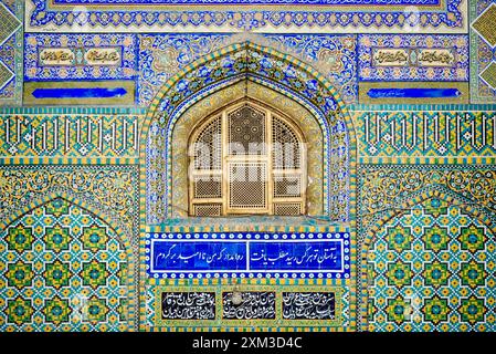 Intricate piastrelle islamiche sopra l'ingresso del Santuario di Hazrat Ali, noto anche come Moschea Blu, a Mazar-i-Sharif, nel nord dell'Afghanistan. Foto Stock