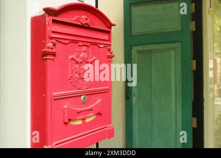 Casella postale rossa sulla parete esterna di una casa d'epoca Foto Stock