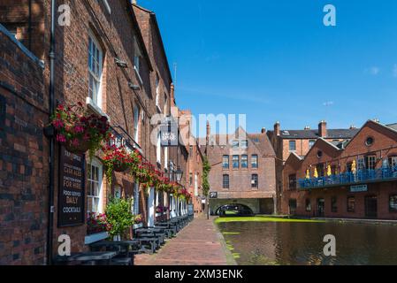 Il pub Tap and Spile accanto al canale in gas Street Basin, Birmingham, Inghilterra, Regno Unito Foto Stock