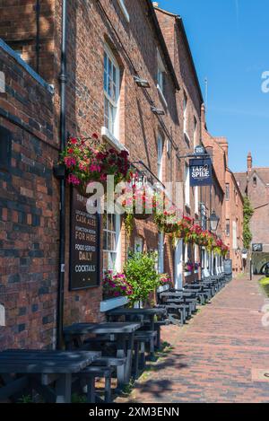 Il pub Tap and Spile accanto al canale in gas Street Basin, Birmingham, Inghilterra, Regno Unito Foto Stock